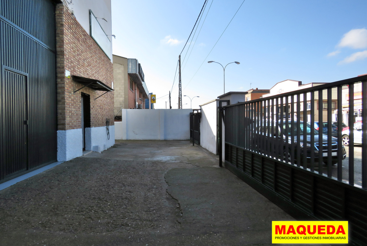 Patio frontal de la nave en alquiler en Leganés