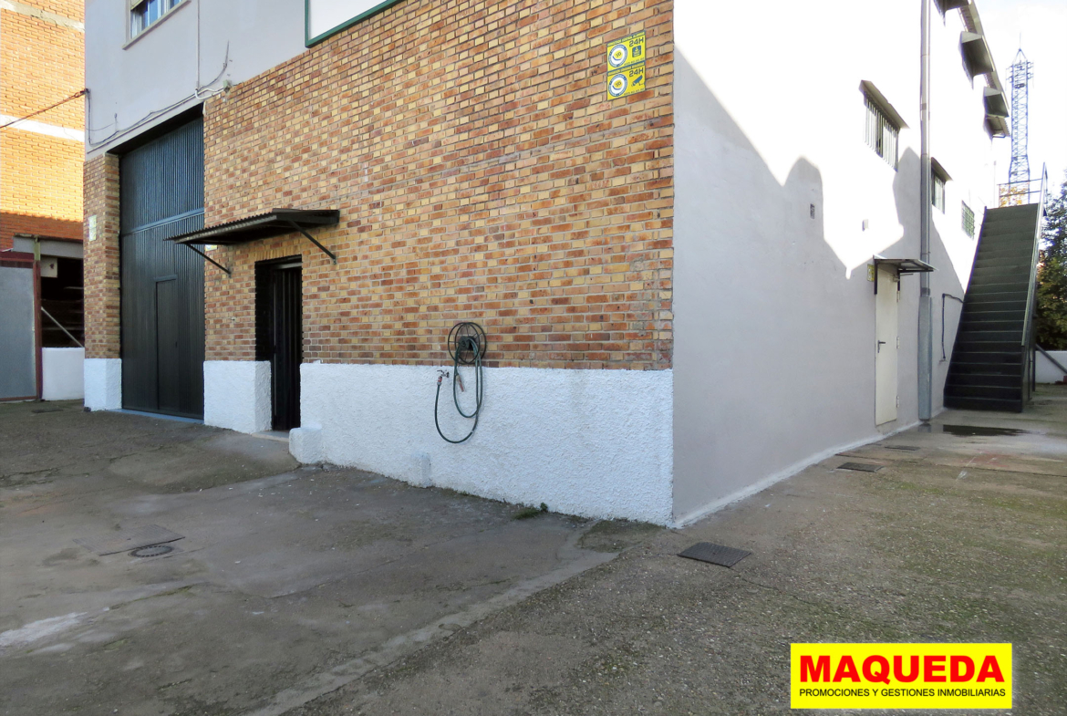 Patio frontal de la nave en alquiler en Alcorcón