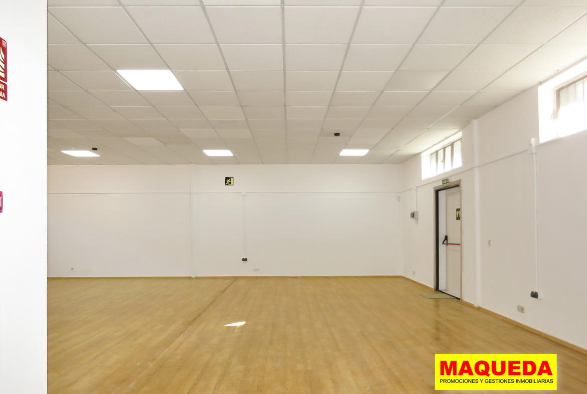 Amplio espacio con salida de emergencias en la nave en alquiler en Alcorcón