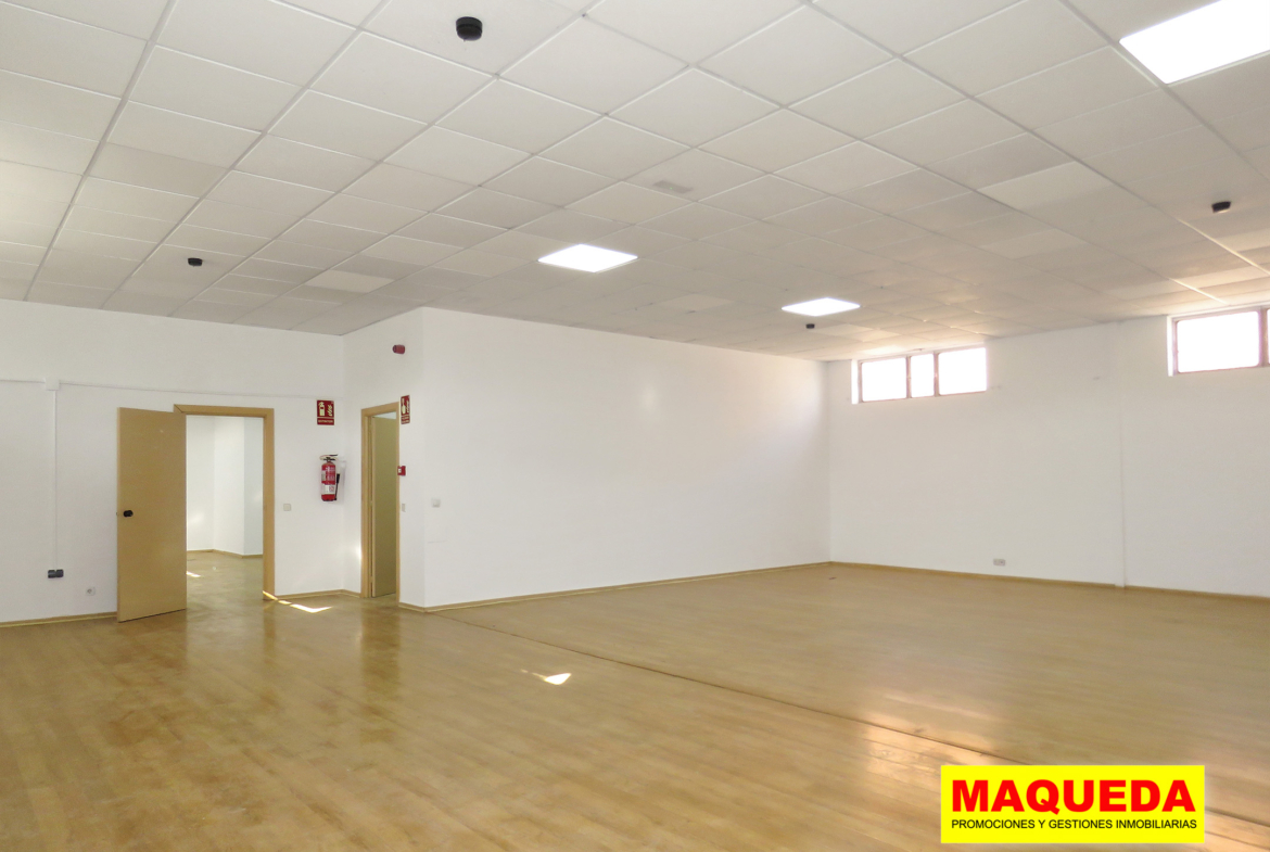 Zona de oficinas en la nave industrial en alquiler en Alcorcón