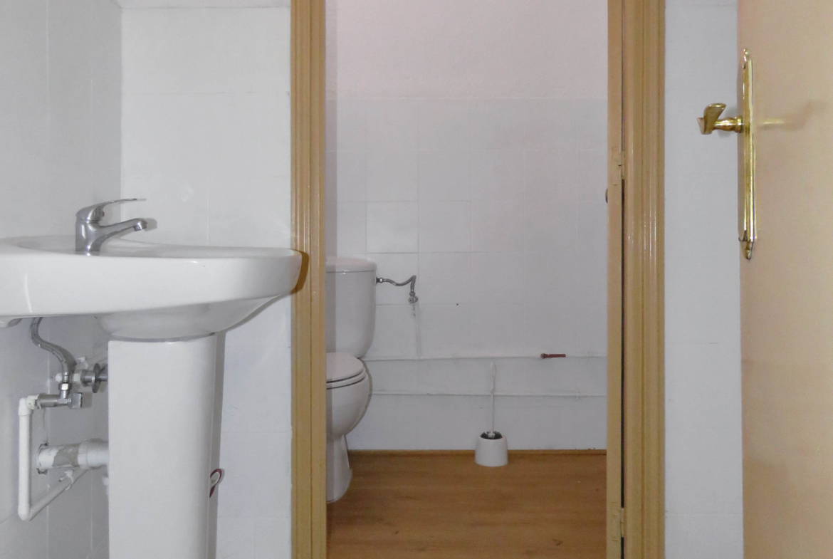 Aseo en la planta alta de la nave en alquiler en Alcorcón