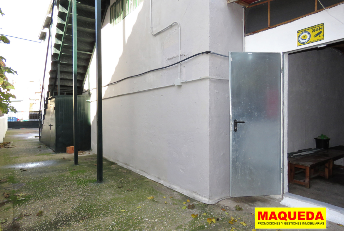 patio lateral con espacio de almacén en la nave en alquiler en Alcorcón