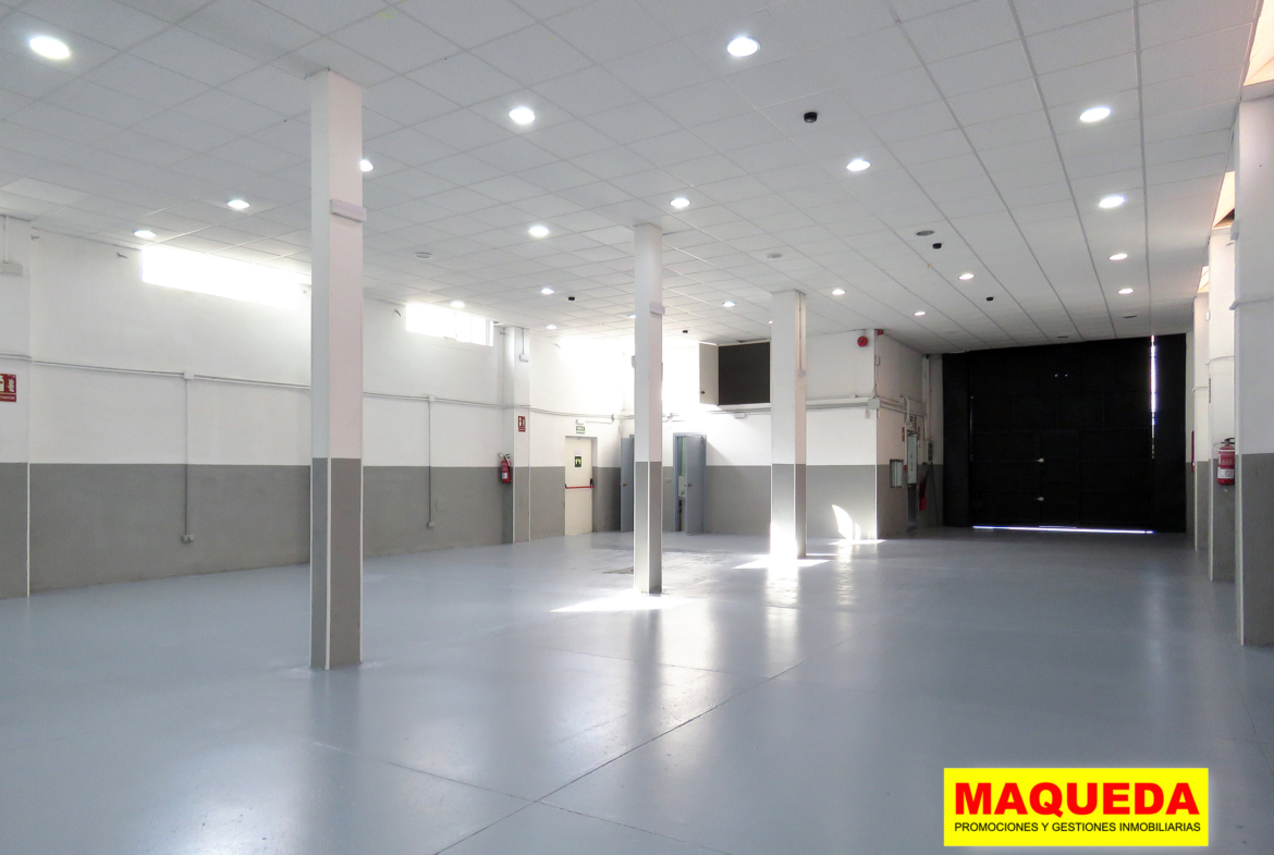 Acceso de vehículos a la nave en alquiler en Alcorcón