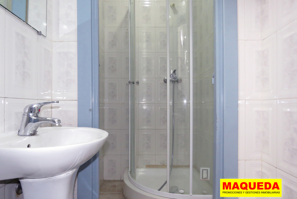 Baño con ducha de la nave en alquiler en Alcorcón