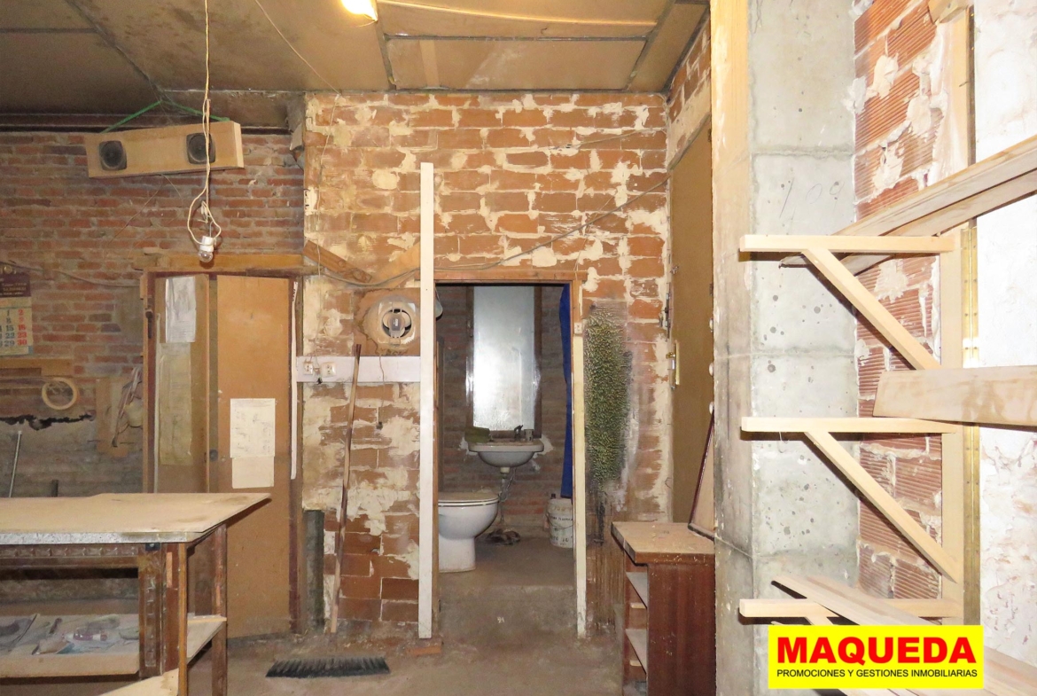 Interior del local en venta en Alcorcón con puerta de baño al fondo