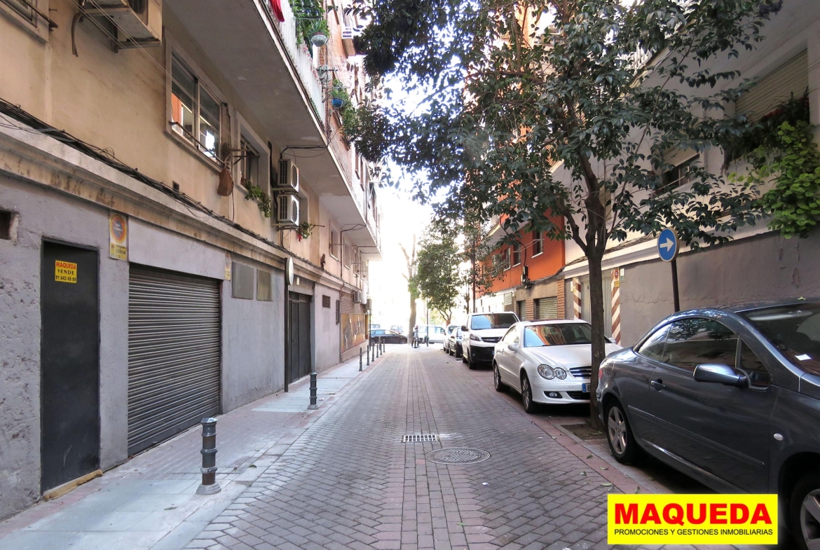 Exterior del local en venta en Alcorcón con calle Polvoranca al fondo