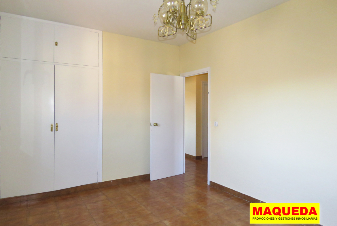 Dormitorio principal con armario en el piso en venta en Guadarrama
