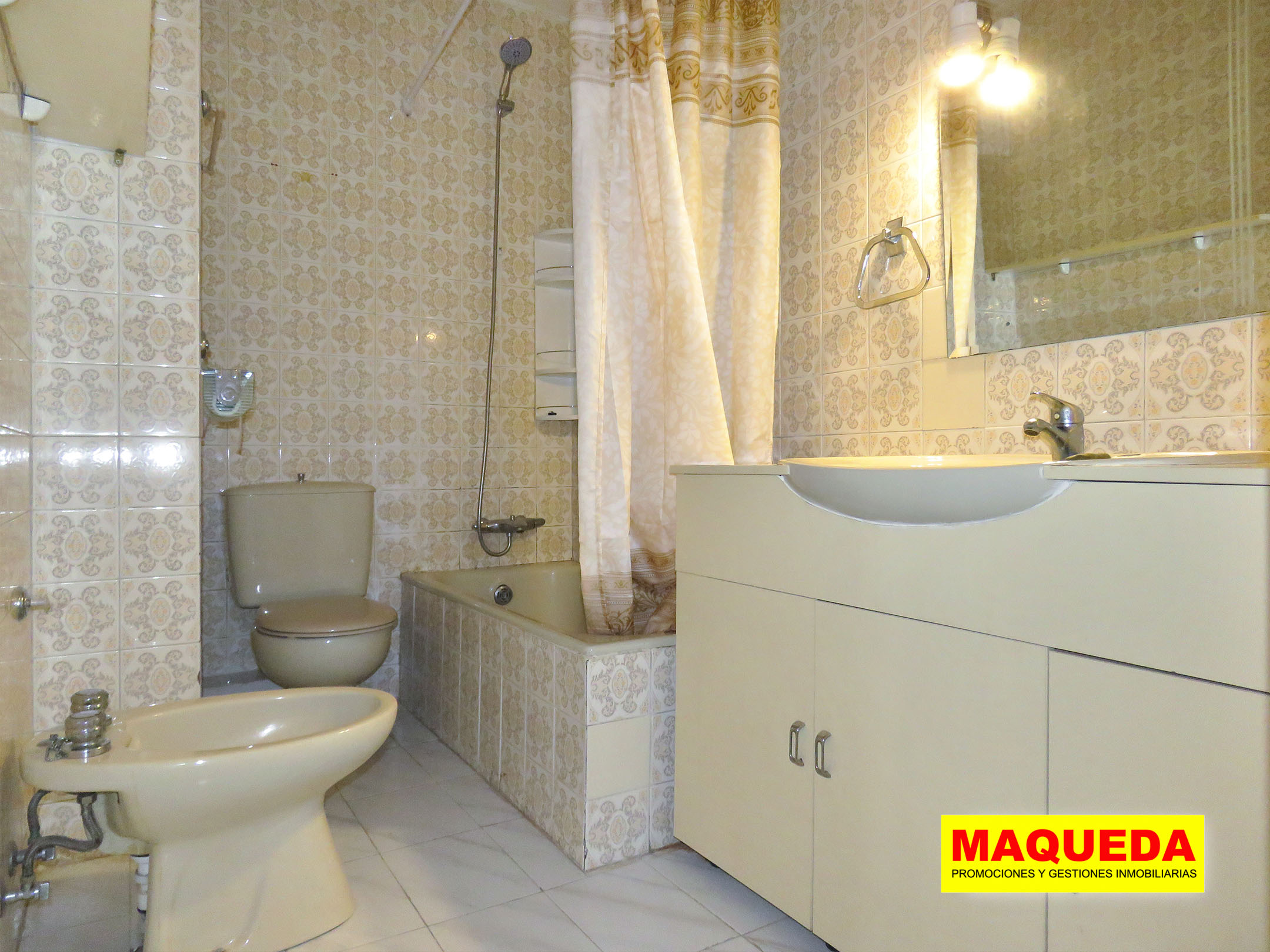 Baño con bañera en el piso en venta en Guadarrama