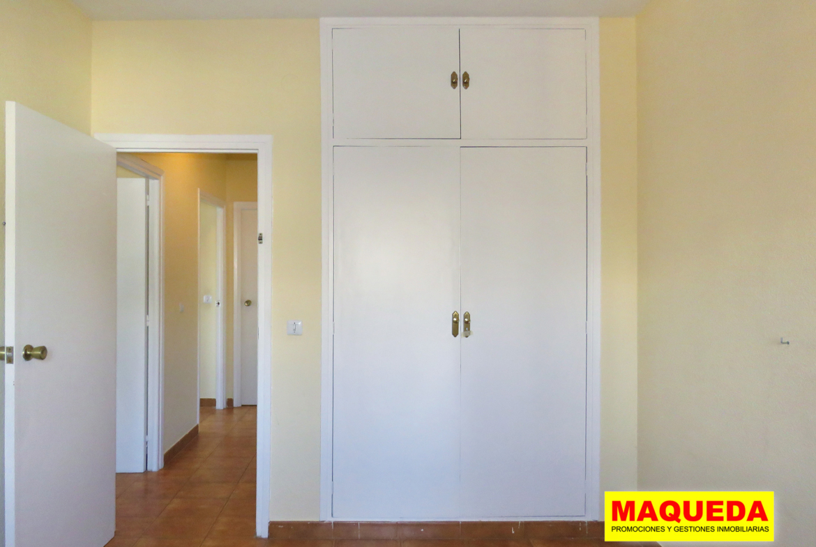 Dormitorio con armario empotrado en el piso en venta en Guadarrama - La Jarosa I