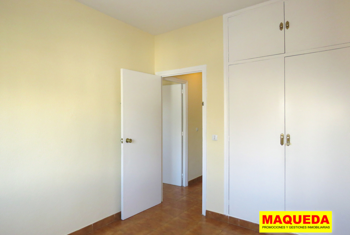 Uno de los dormitorios del piso en venta en Guadarrama