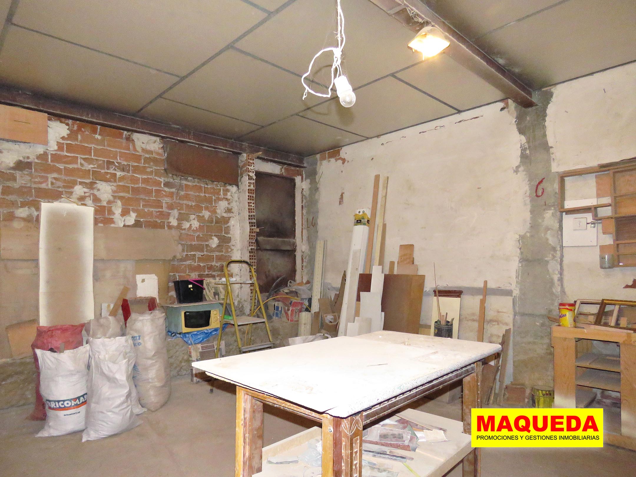 Interior del local/almacén en venta en el centro de Alcorcón