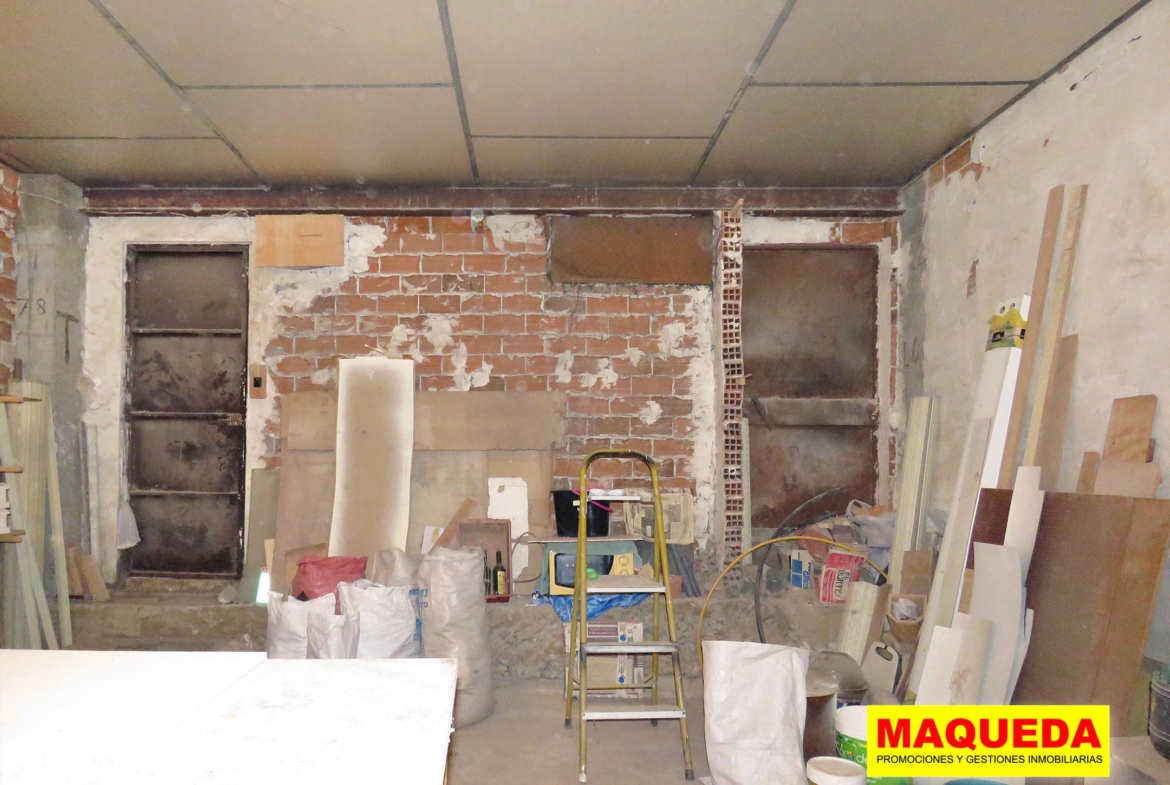 Puertas de acceso peatonal al local en venta en el centro de Alcorcón