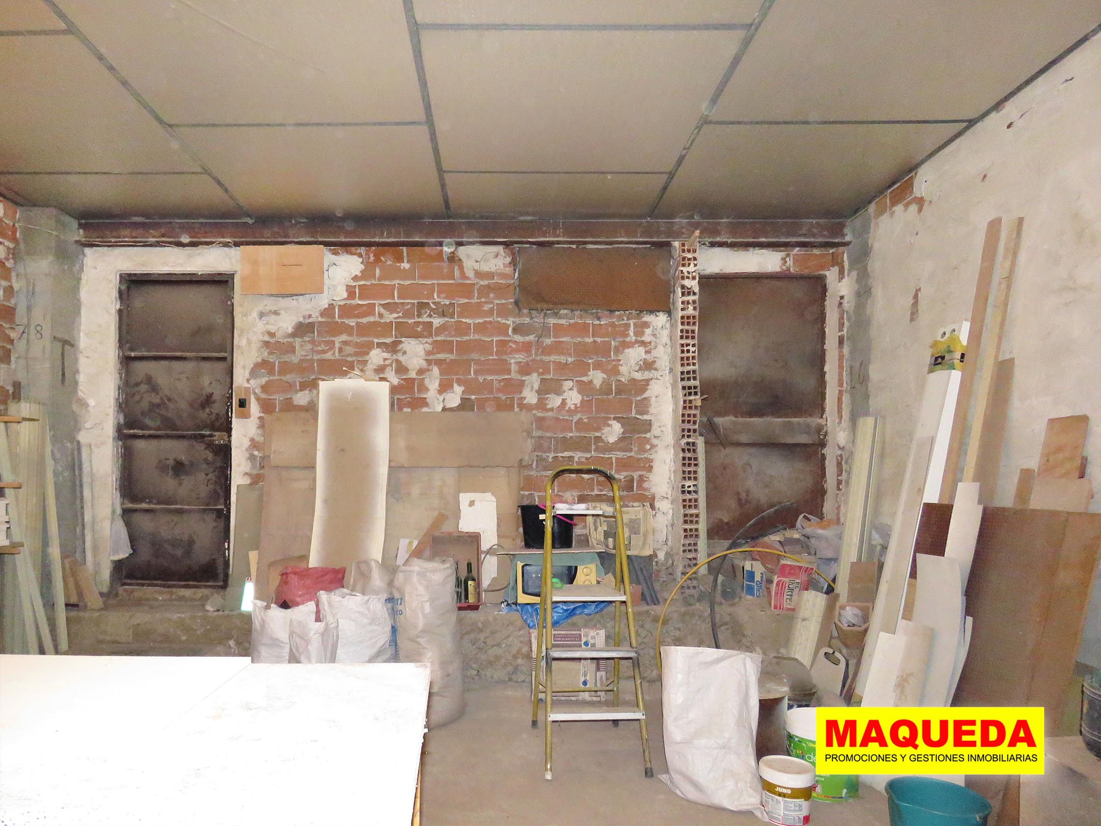 Puertas de acceso peatonal al local en venta en el centro de Alcorcón