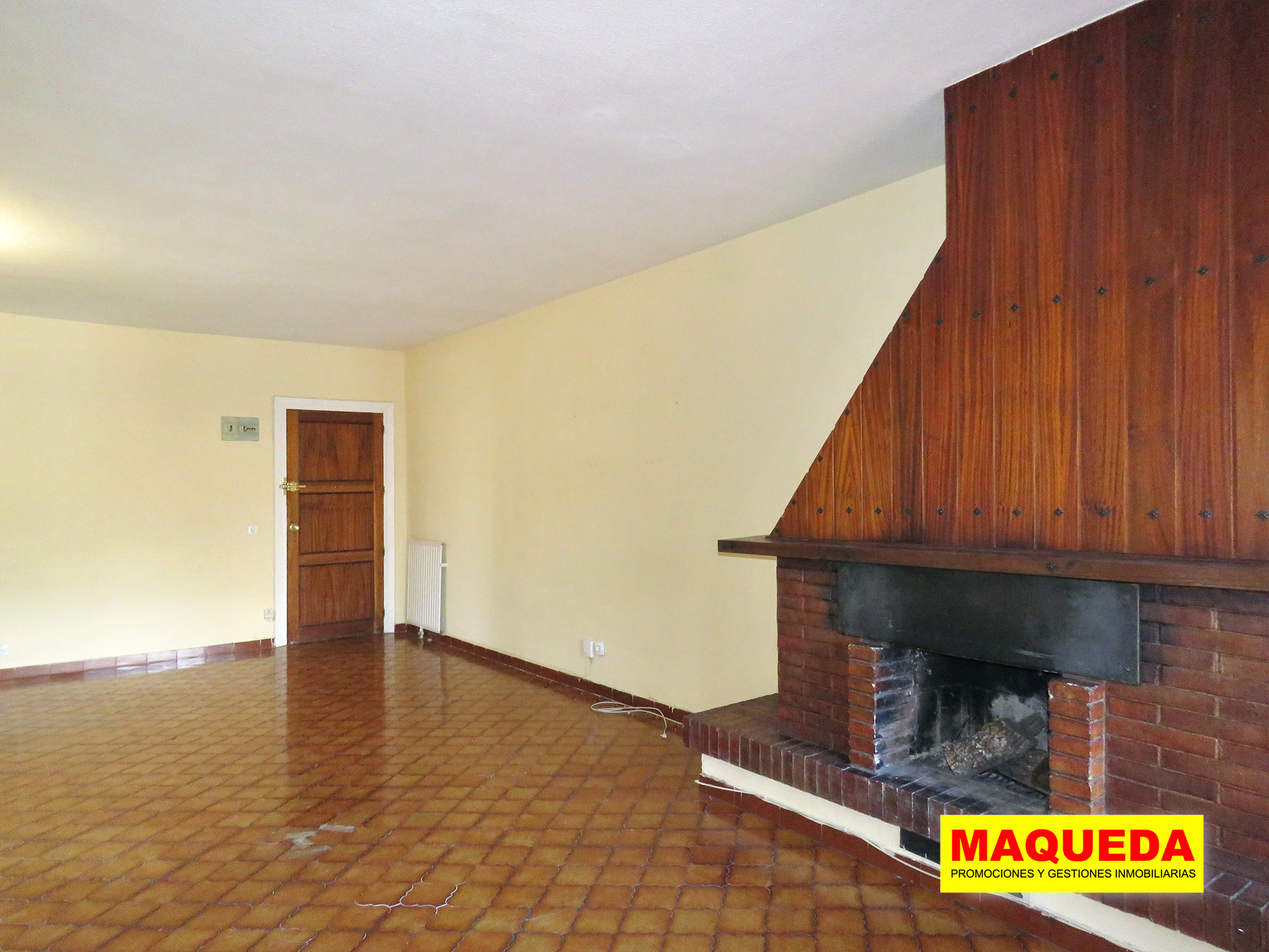Salón con chimenea en el piso en venta en Guadarrama