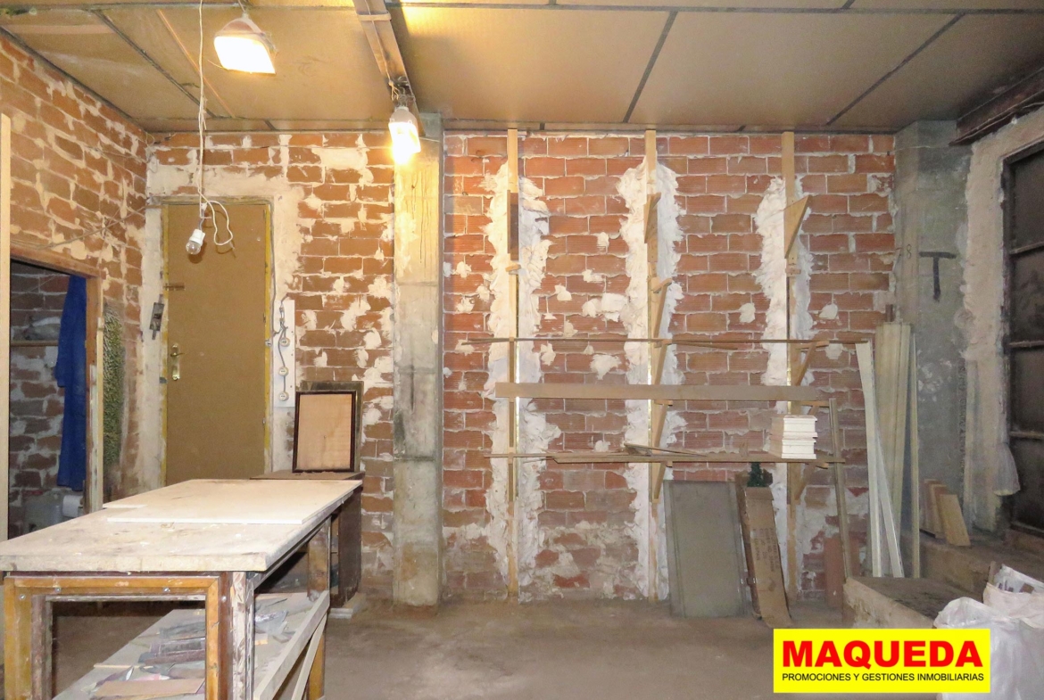 Interior del local en venta en Alcorcón con puerta de acceso al garaje