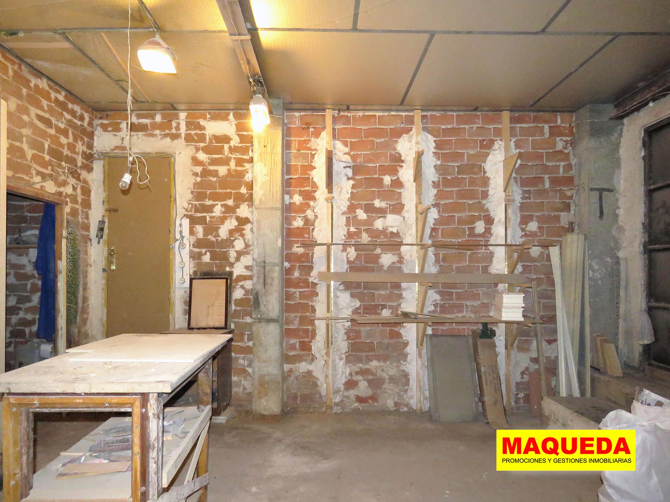 Interior del local en venta en Alcorcón con puerta de acceso al garaje