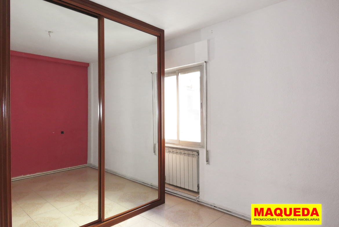 Dormitorio principal del piso en venta en el centro de Alcorcón, junto a calle Polvoranca