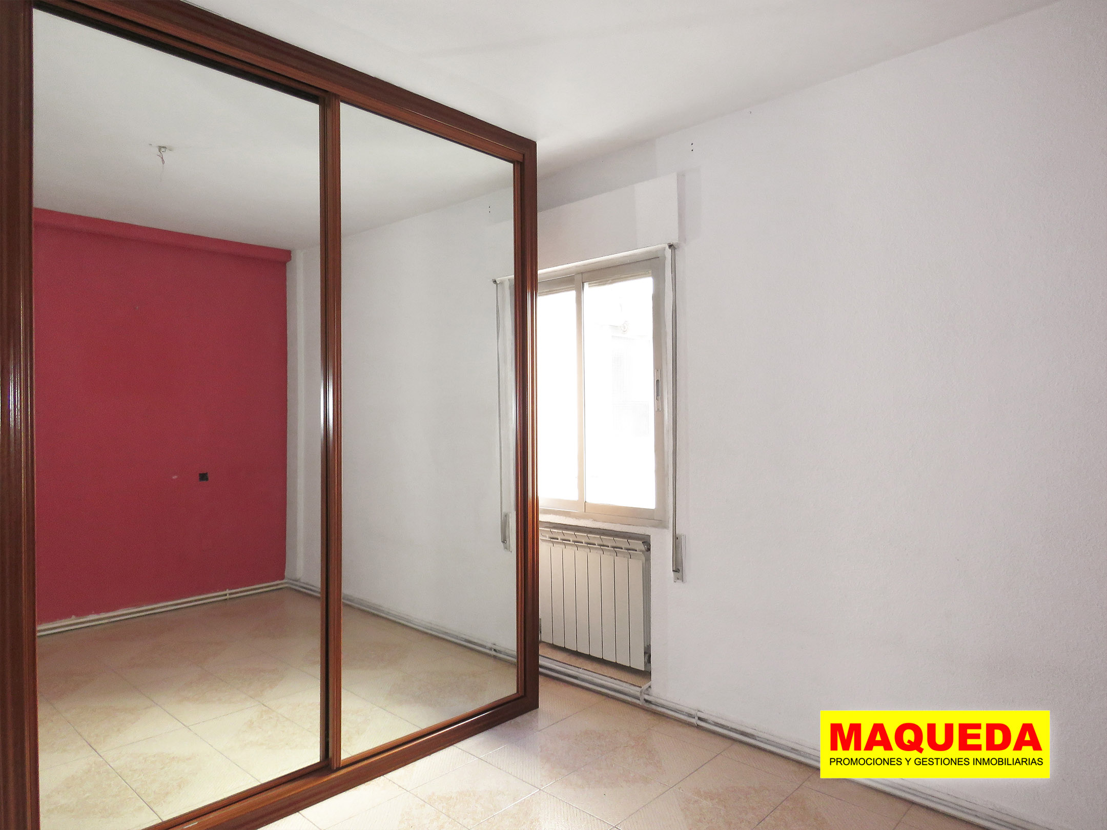 Dormitorio principal del piso en venta en el centro de Alcorcón, junto a calle Polvoranca