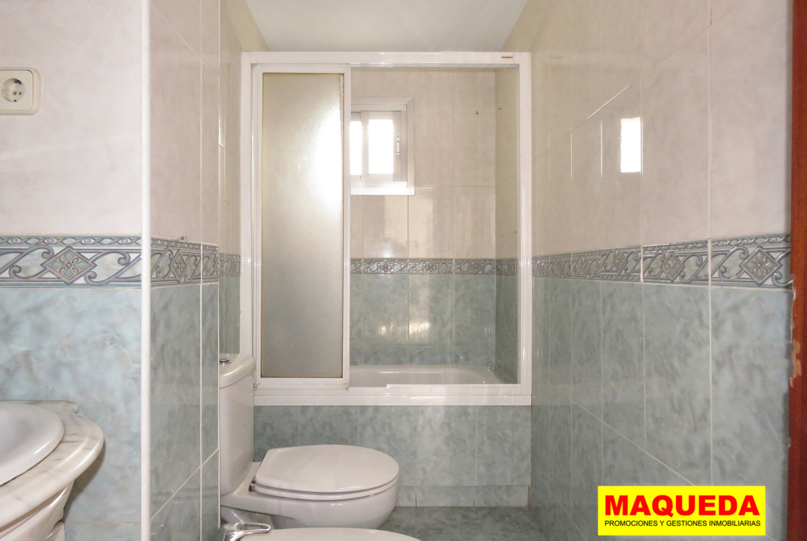 Baño completo del piso en venta en el centro de Alcorcón - Polvoranca