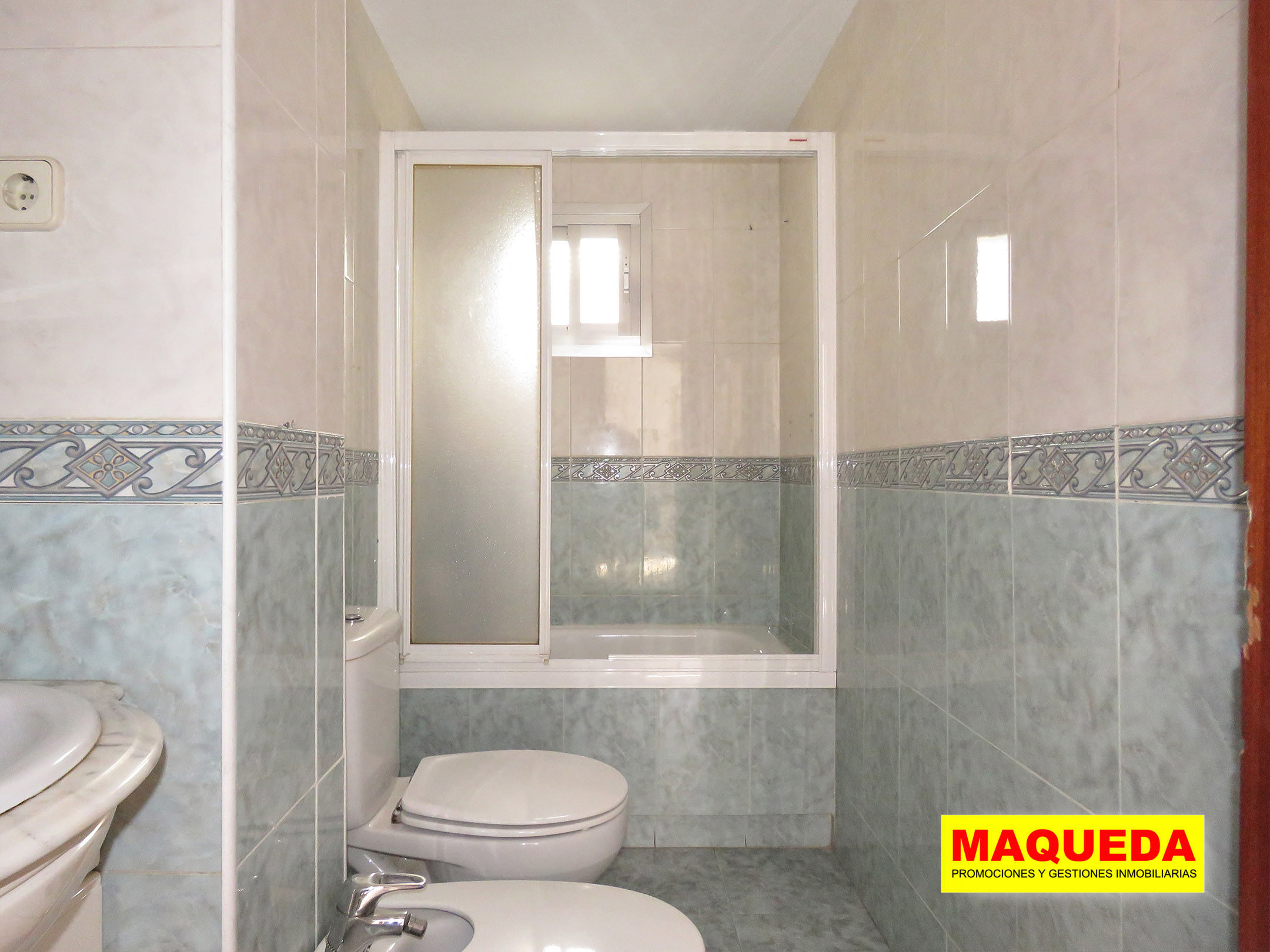 Baño completo del piso en venta en el centro de Alcorcón - Polvoranca