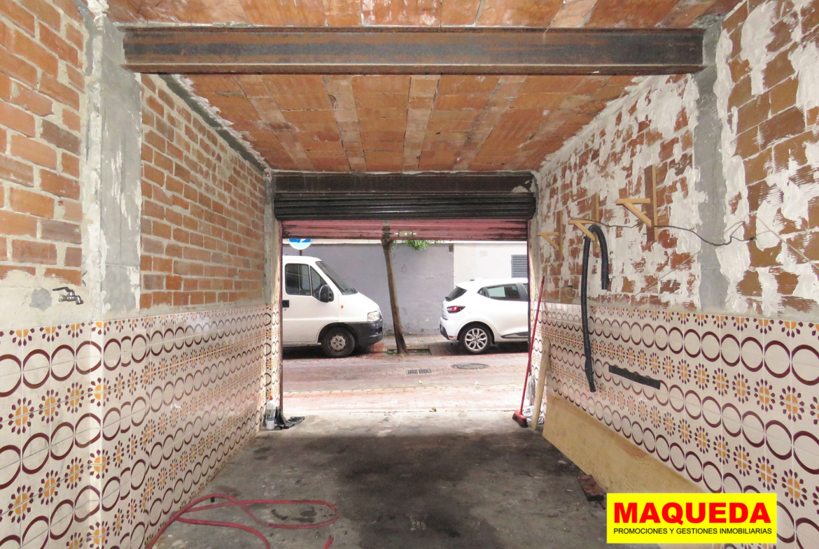 Acceso de vehículos del local con garaje en venta en el centro de Alcorcón