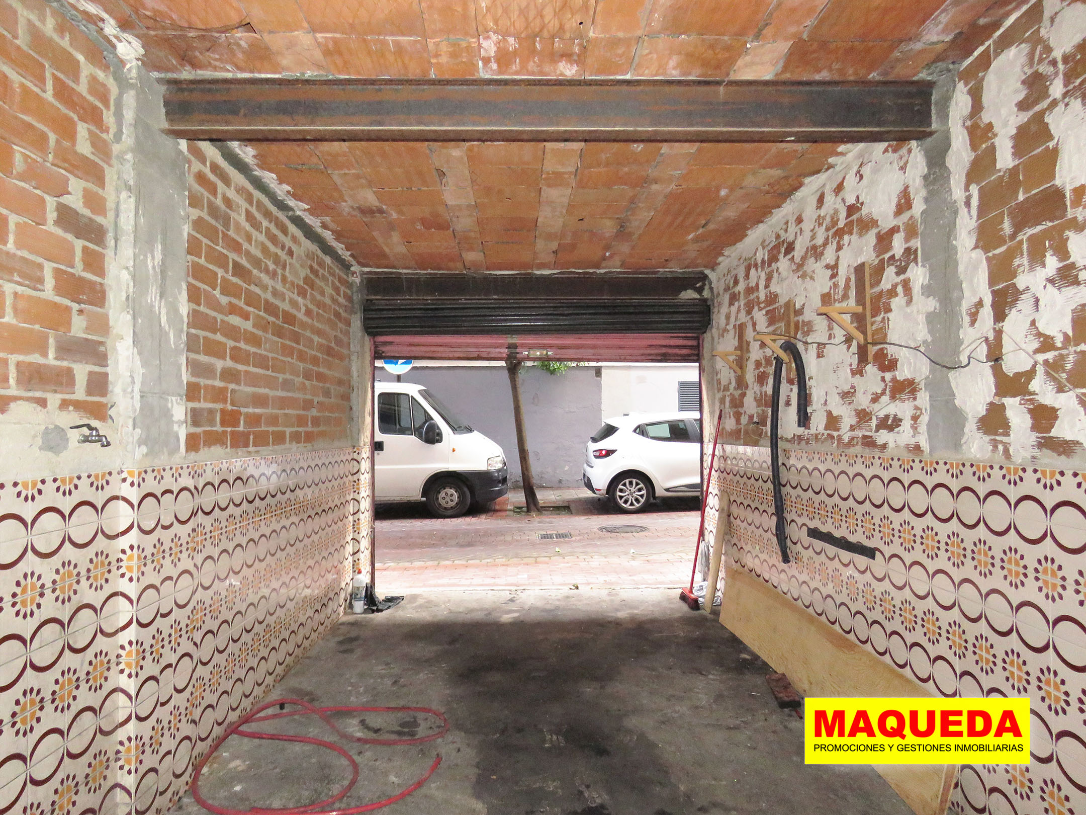 Acceso de vehículos del local con garaje en venta en el centro de Alcorcón