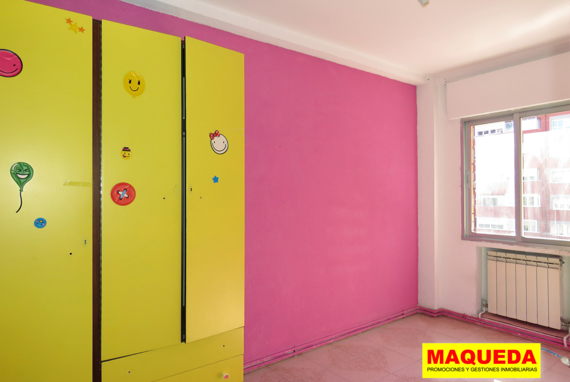 Uno de los dormitorios del piso en venta en el centro de Alcorcón - calle Sierra Alto de León