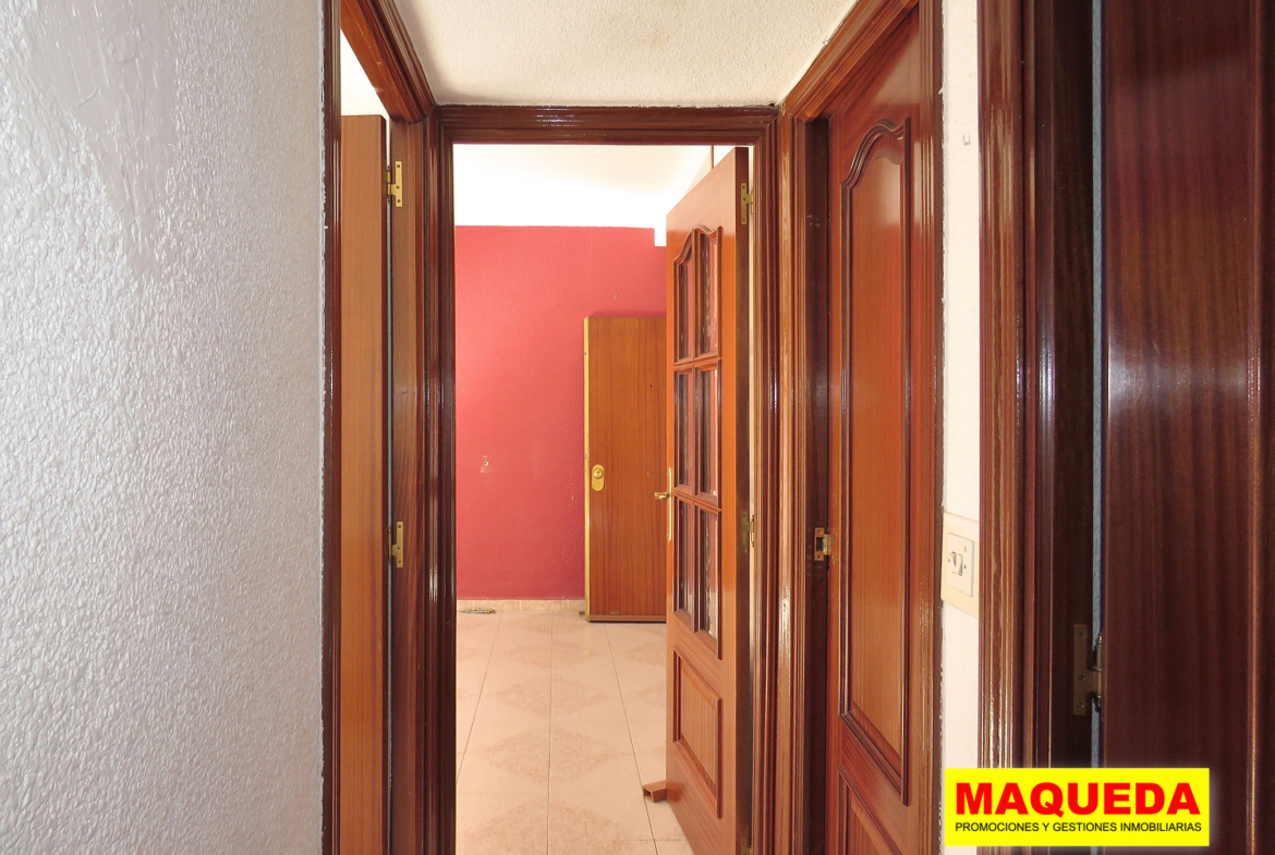 Pasillo son salón al fondo en el piso en venta en Alcorcón centro - Polvoranca