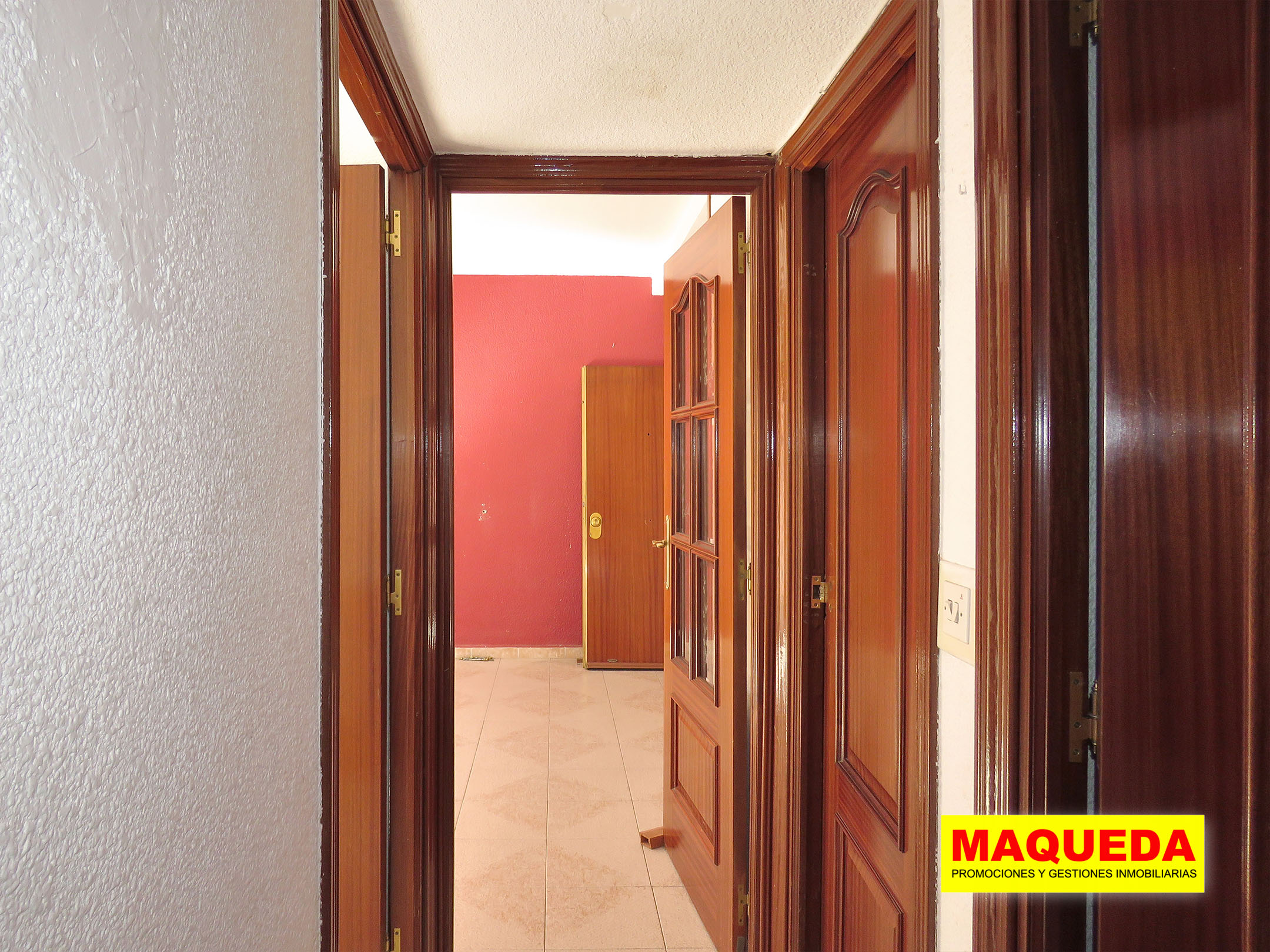 Pasillo son salón al fondo en el piso en venta en Alcorcón centro - Polvoranca