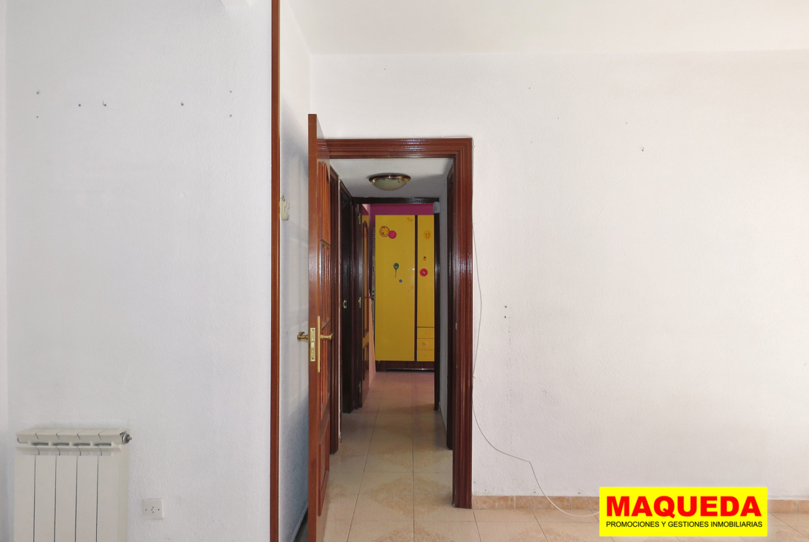 Acceso al pasillo del piso en venta en Alcorcón Centro - junto a Sierra de Alcubierre