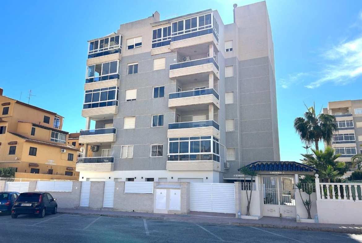 Apartamento en Torrevieja con amplia parcela y piscina