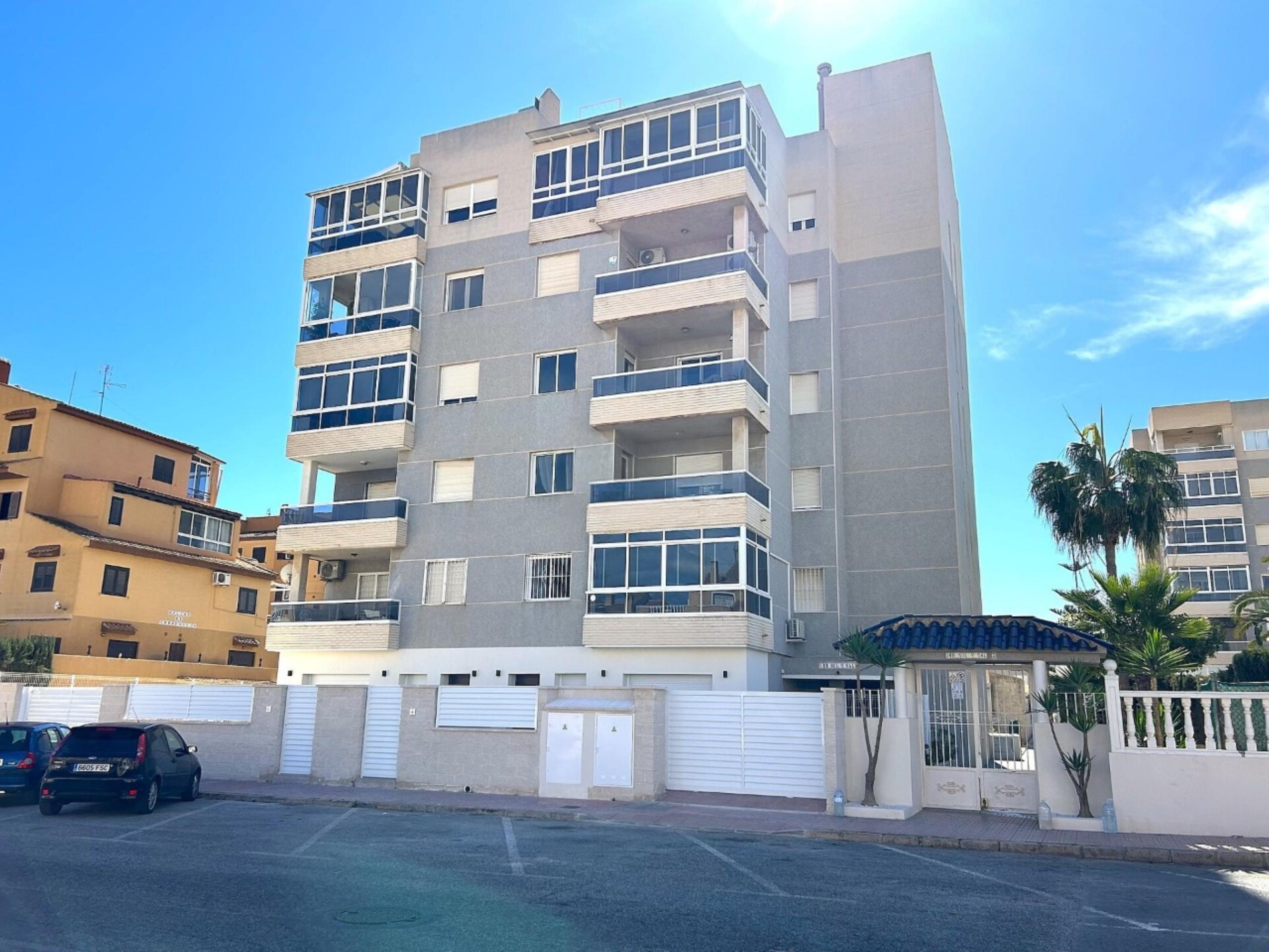 Apartamento en Torrevieja con amplia parcela y piscina