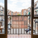 cartel de se vende deteriorado en vivienda en Alcorcón que no se vende