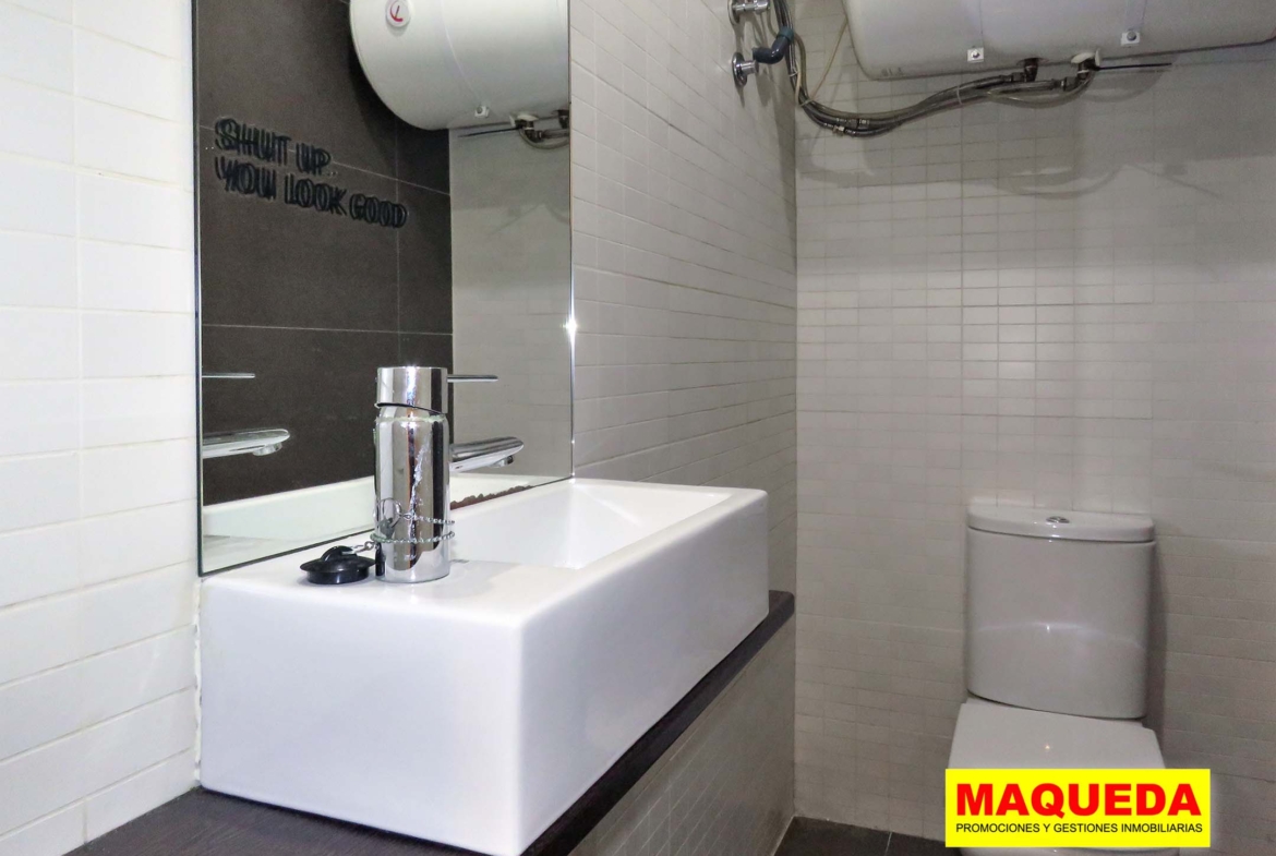 Aseo en planta baja del loft en venta en Alcorcón