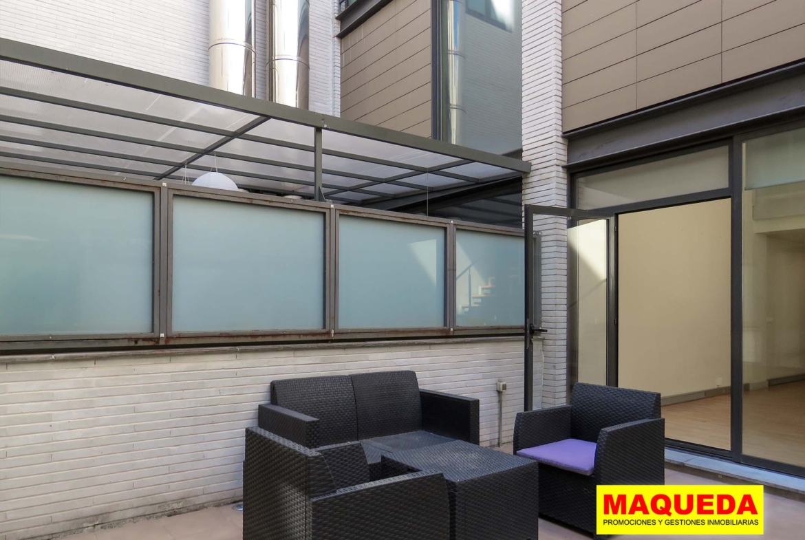 Jardín con sofás del Loft en venta en Alcorcón con jardín – Puerta del Sur