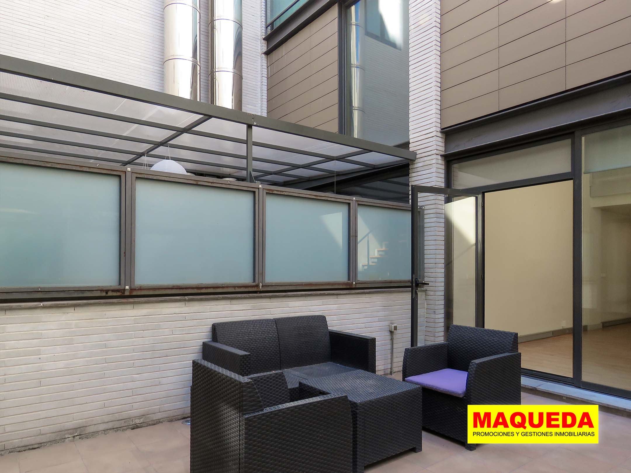 Jardín con sofás del Loft en venta en Alcorcón con jardín – Puerta del Sur