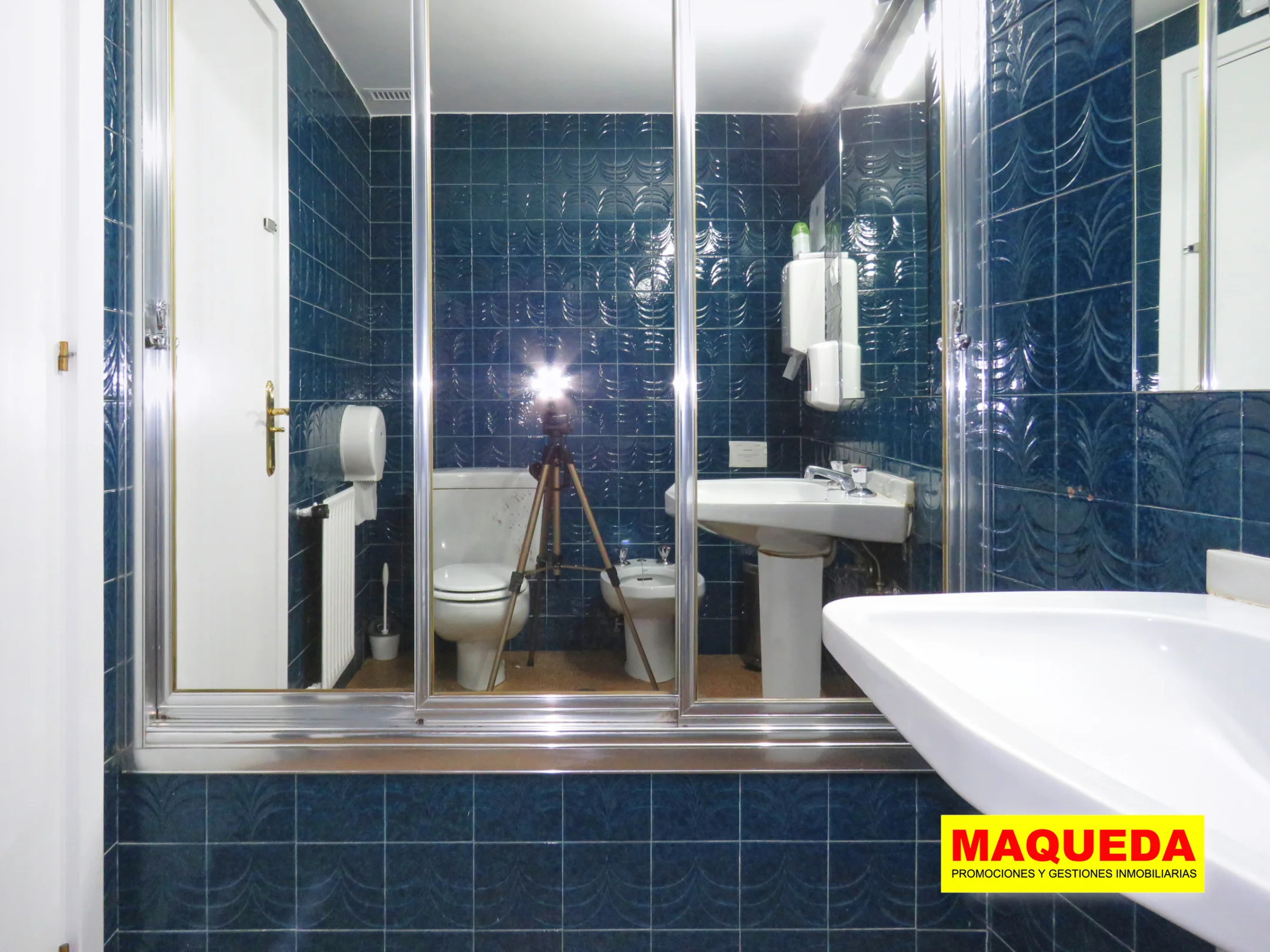 Baño completo y con bañera del piso en venta en Alcorcón centro