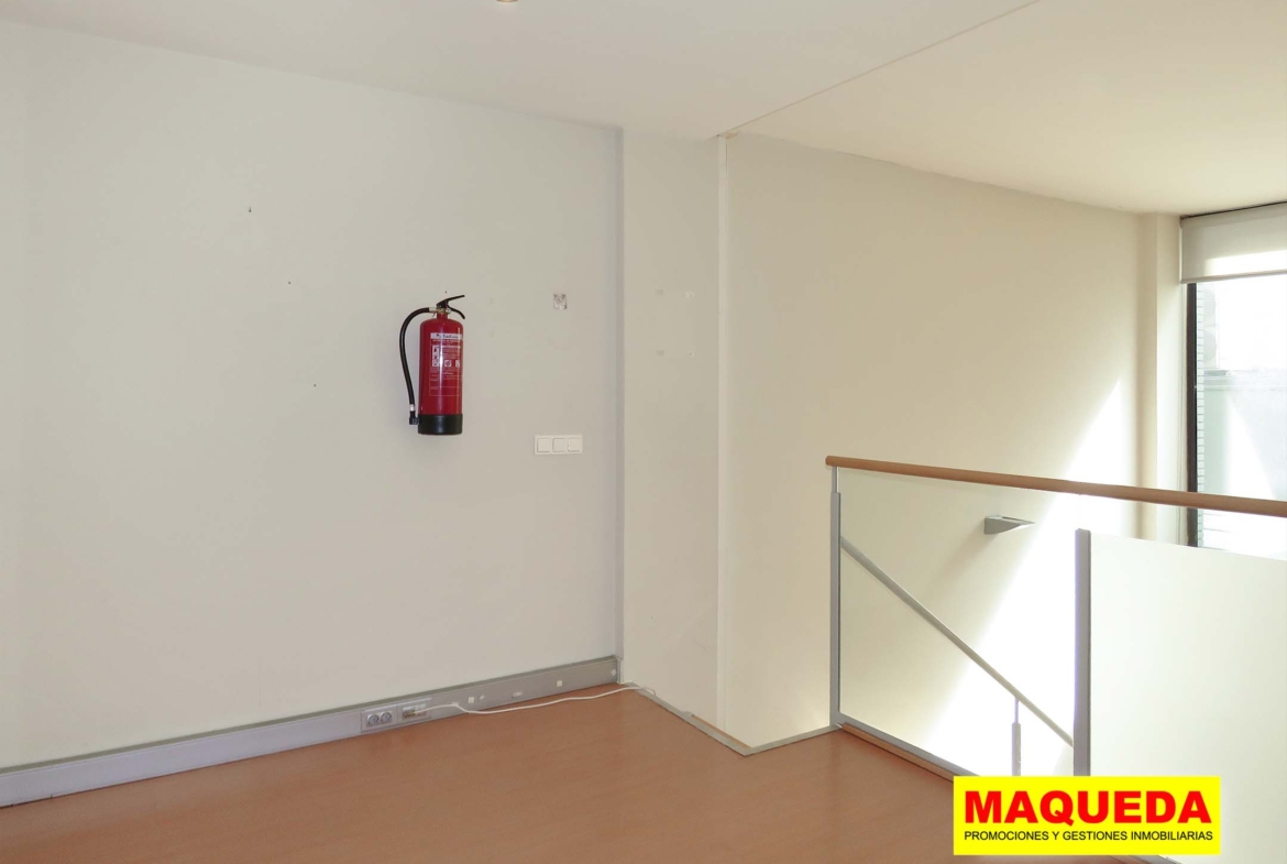 Planta alta y escalera del Loft en venta en Alcorcón con jardín – Puerta del Sur
