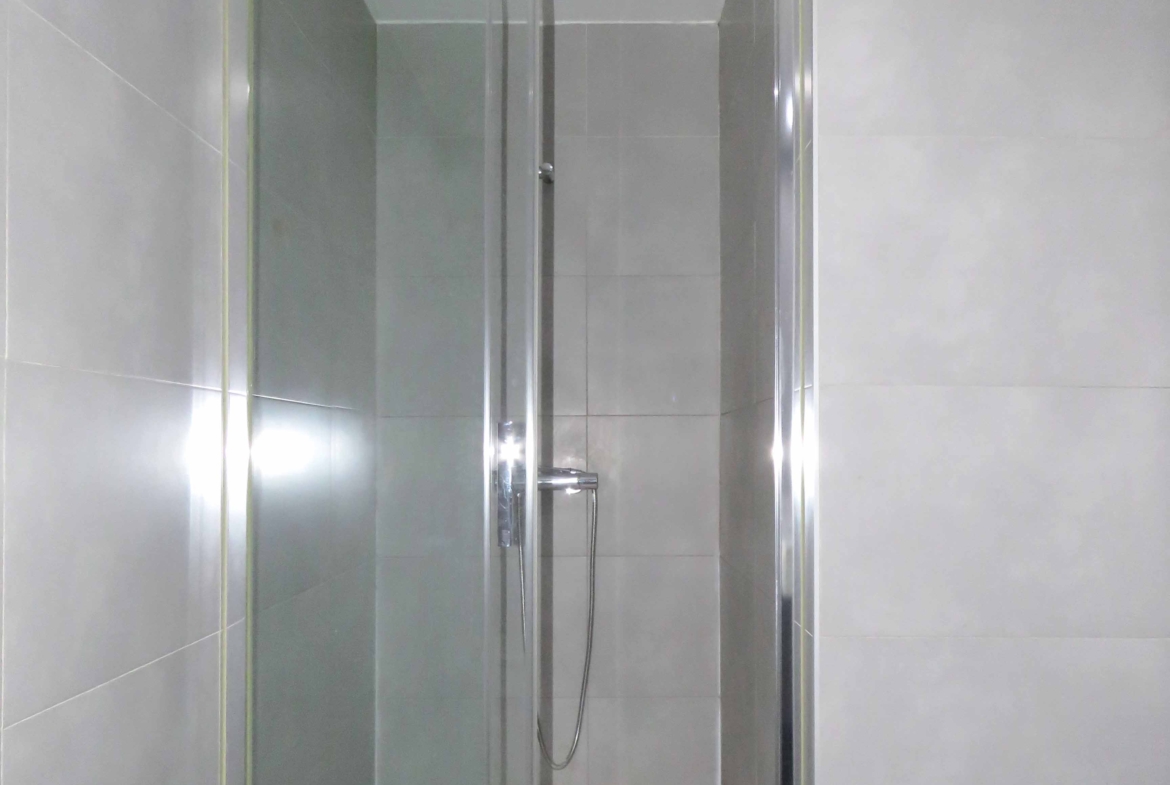 Baño con ducha del Loft en venta en Alcorcón con jardín – Puerta del Sur