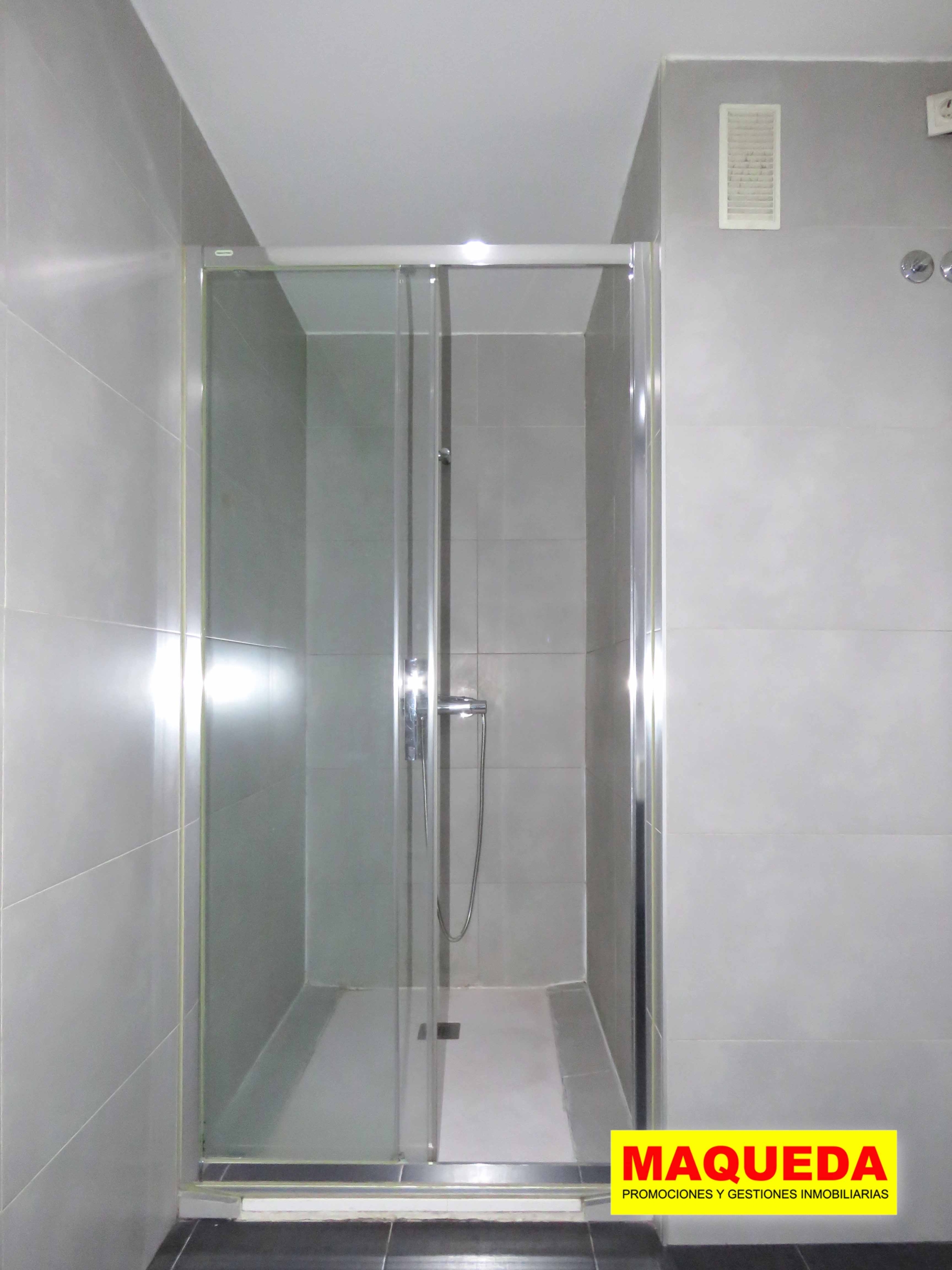 Baño con ducha del Loft en venta en Alcorcón con jardín – Puerta del Sur