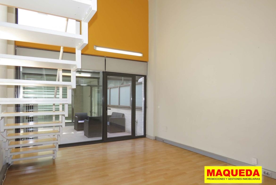 Salón con jardín del loft en venta en Alcorcón