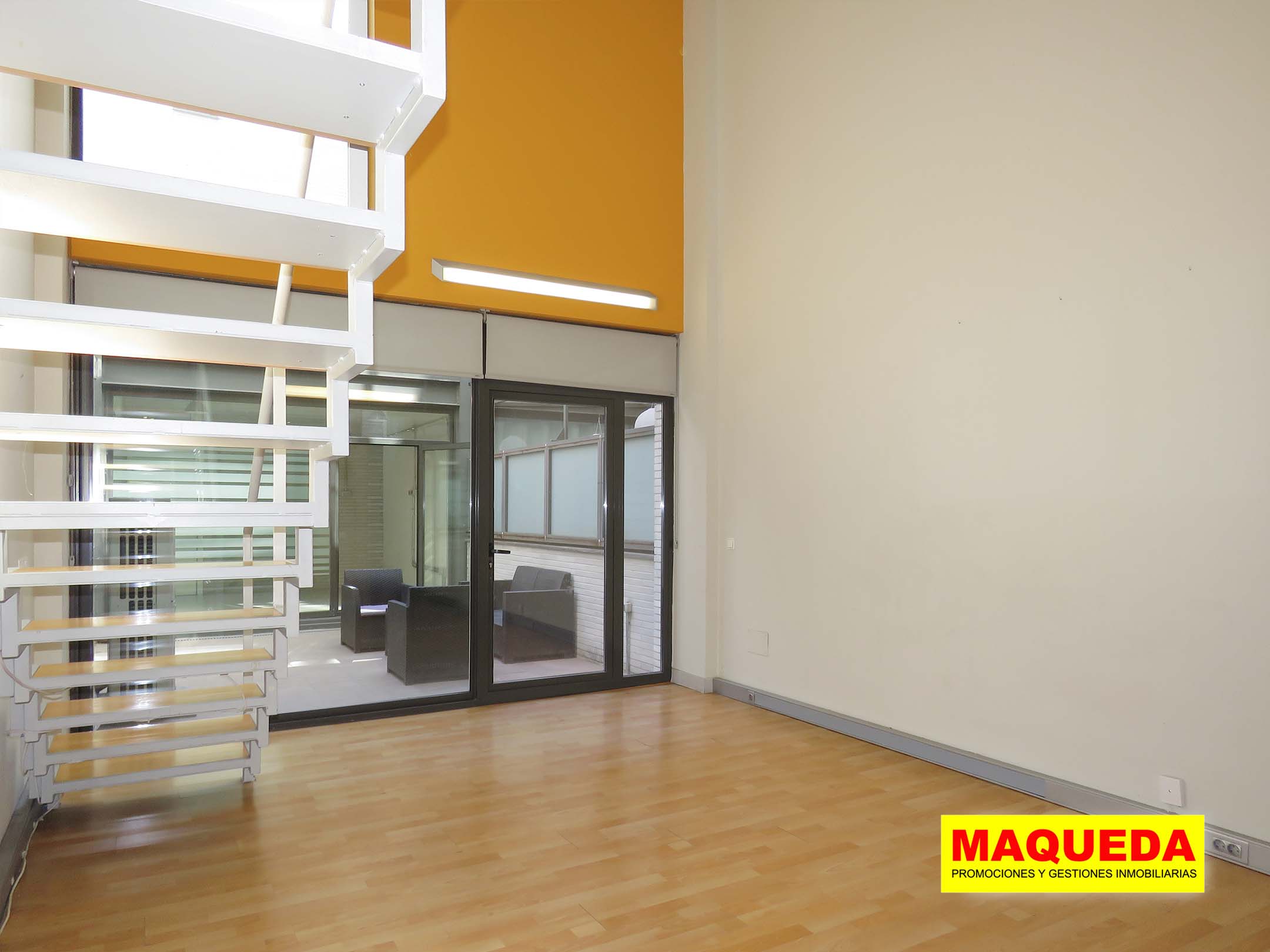Salón con jardín del loft en venta en Alcorcón