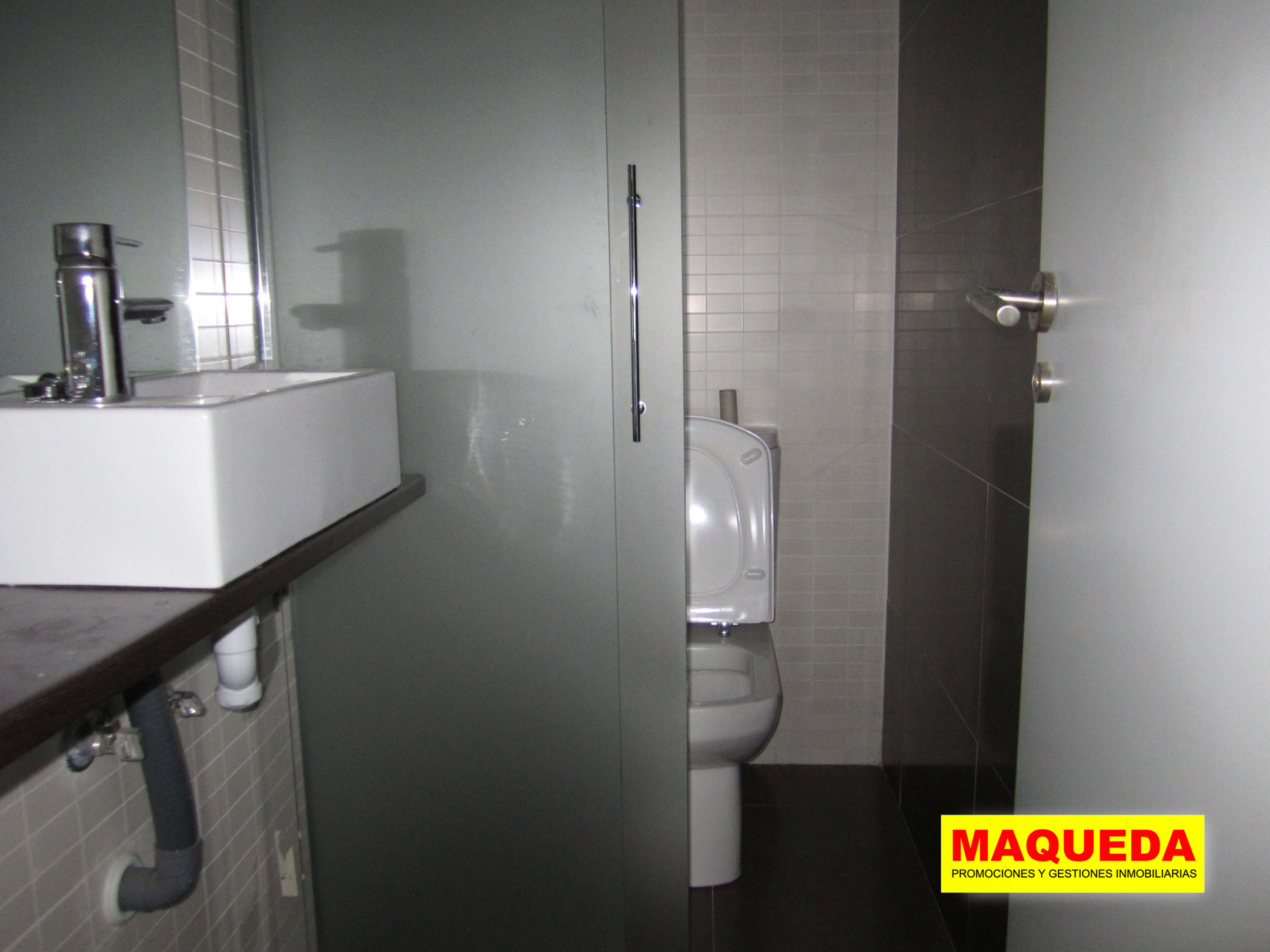 Aseo en planta baja del loft en venta en Alcorcón