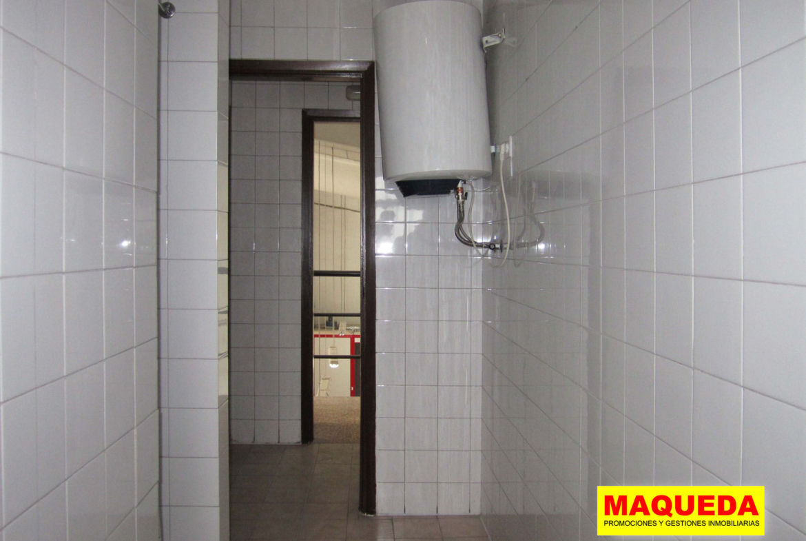 Baño con ducha en la nave industrial en alquiler en Alcorcón