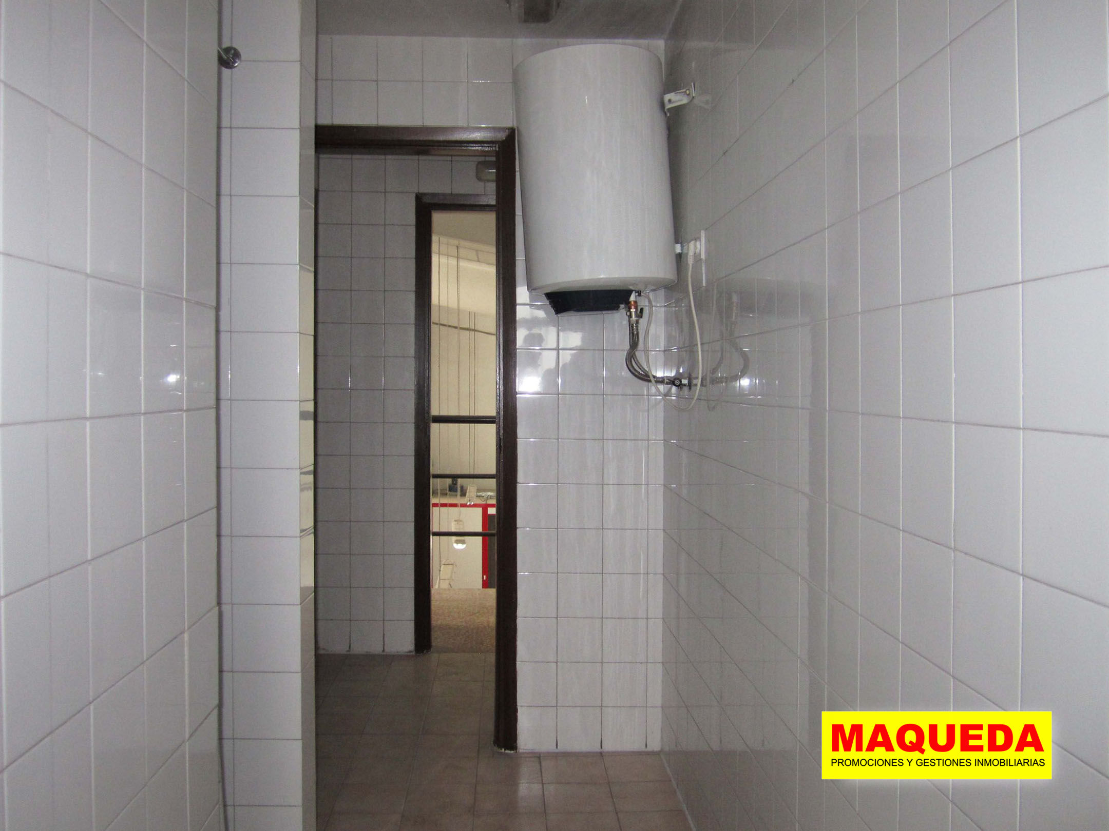 Baño con ducha en la nave industrial en alquiler en Alcorcón