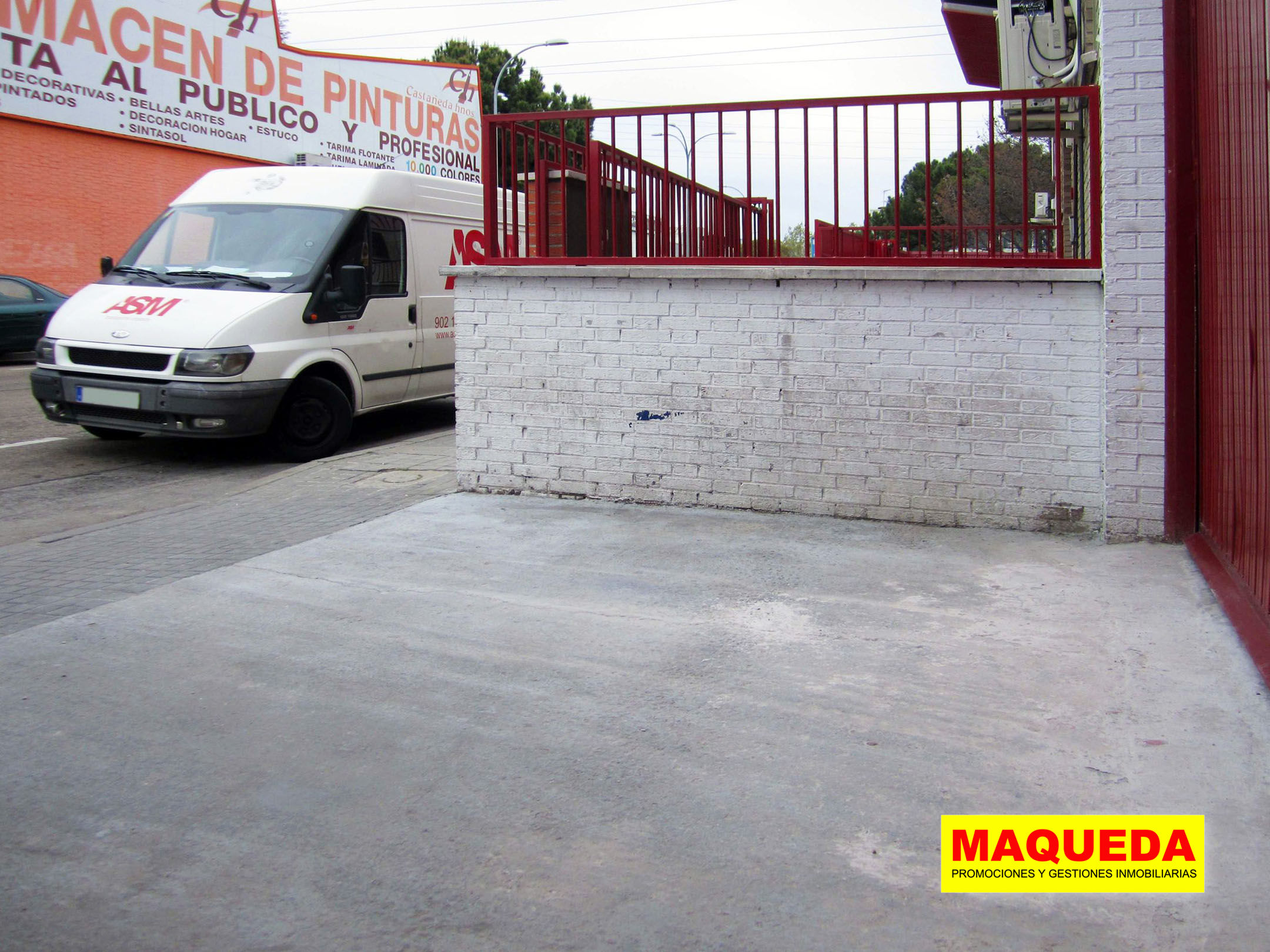 Patio de la nave industrial en alquiler en el polígono Urtinsa