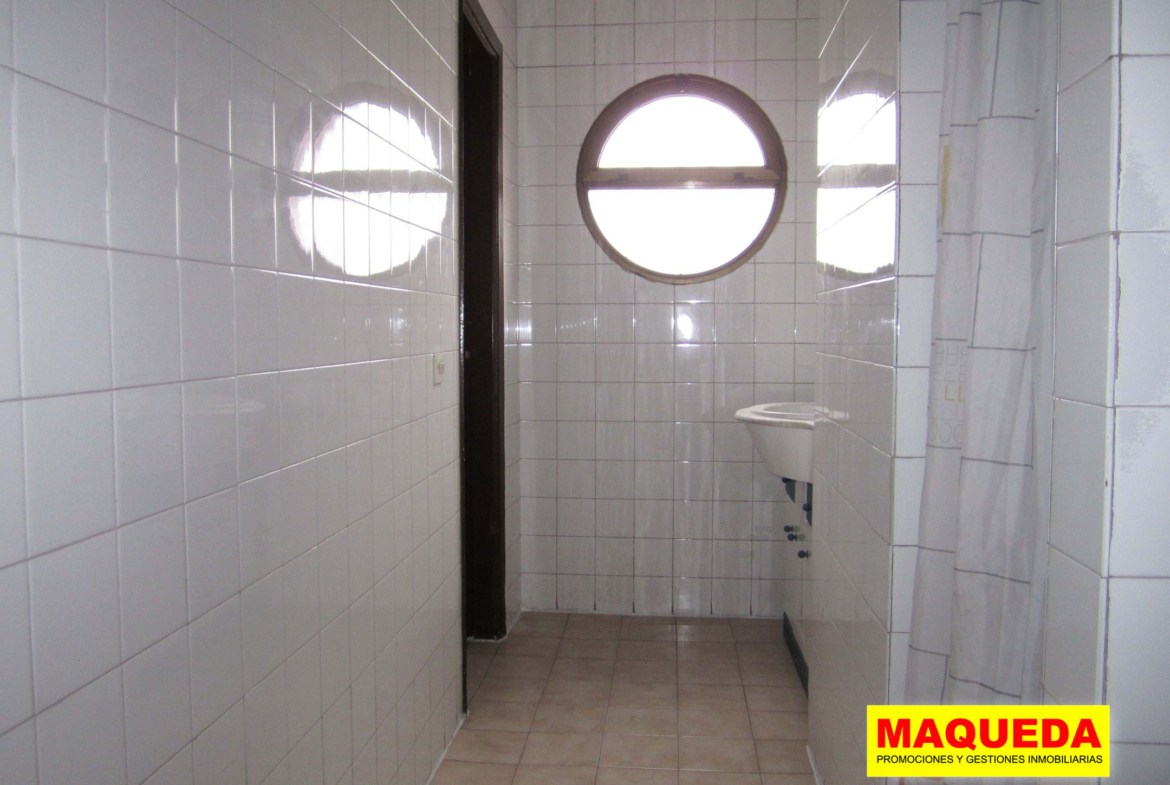 Baños de la nave industrial en alquiler en Alcorcón