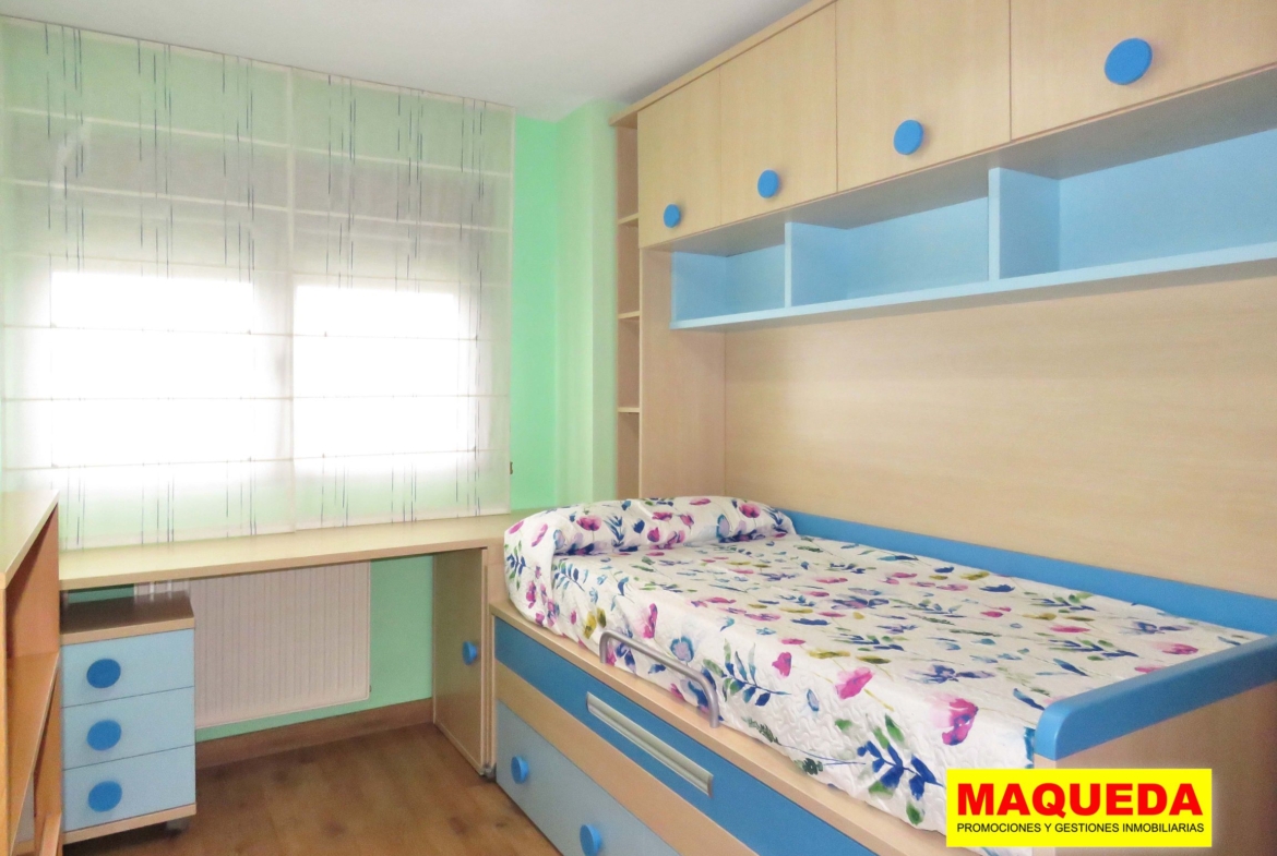 Dormitorio con cama y escritorio del piso en alquiler en Fuente Cisneros, Alcorcón