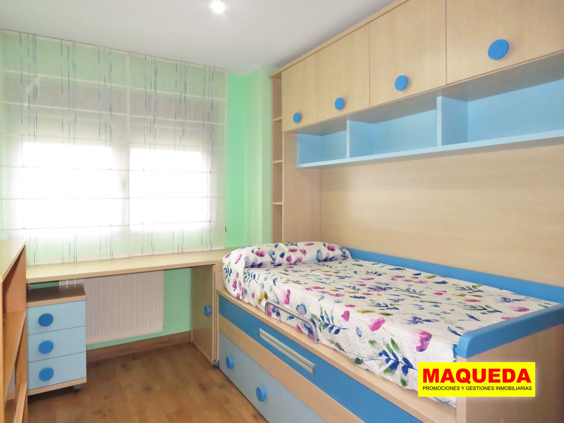 Dormitorio con cama y escritorio del piso en alquiler en Fuente Cisneros, Alcorcón