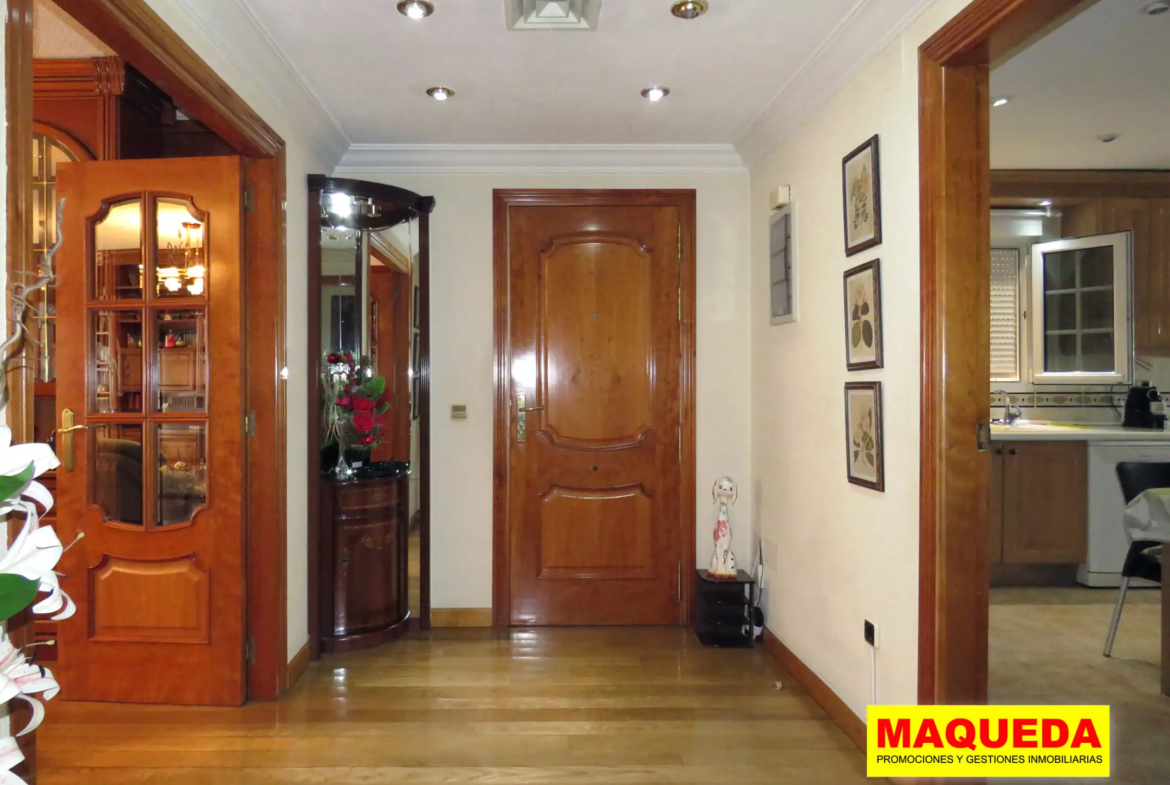 Hall de entrada amplio del piso en venta en el centro de Alcorcón